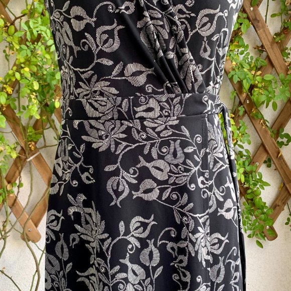 Ann Taylor LOFT Sleeveless Wrap Dress Black Ivory 4 PETITE - Picture 7 of 10